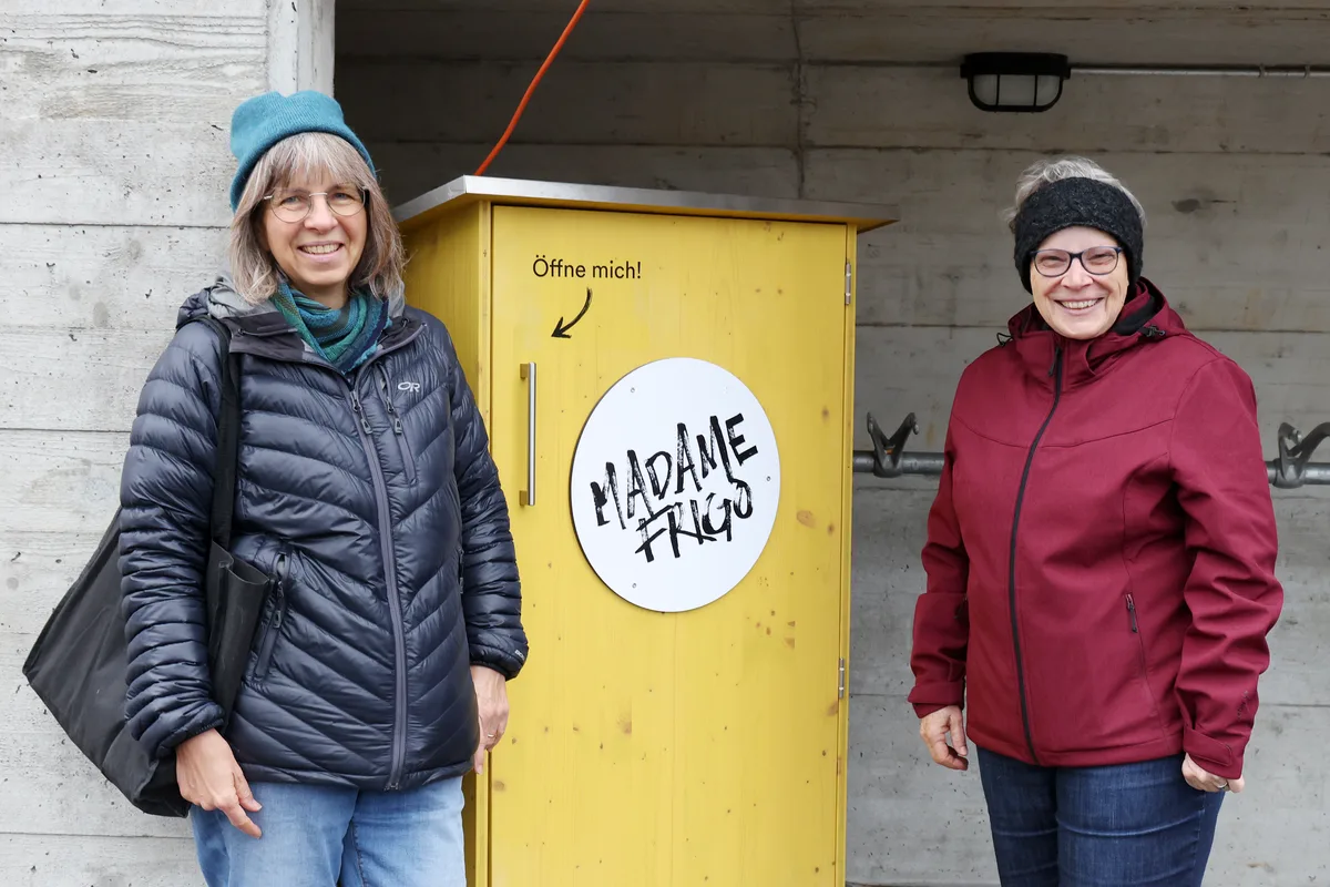 Effretikon. Bei der katholischen Kirche steht ein Madame-Frigo-Kühlschrank, ein Projekt gegen Food-Waste, das Christine Gerber (links) mitinitiiert hat. Auch Stadträtin Brigitte Röösli (rechts) unterstützt das Projekt. 20.12.2024  Bild: Sabine Rock